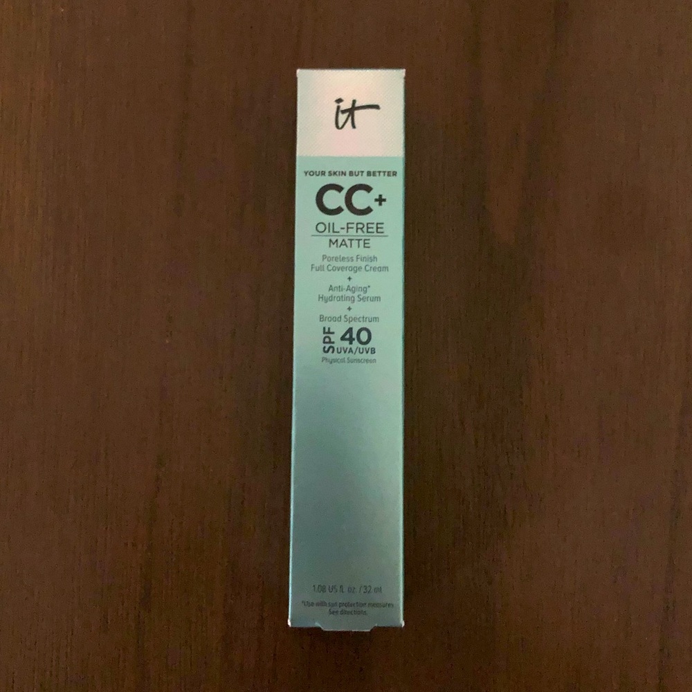 It Cosmetics CC+ Oil-Free Matte Full Coverage Cream in Light Medium